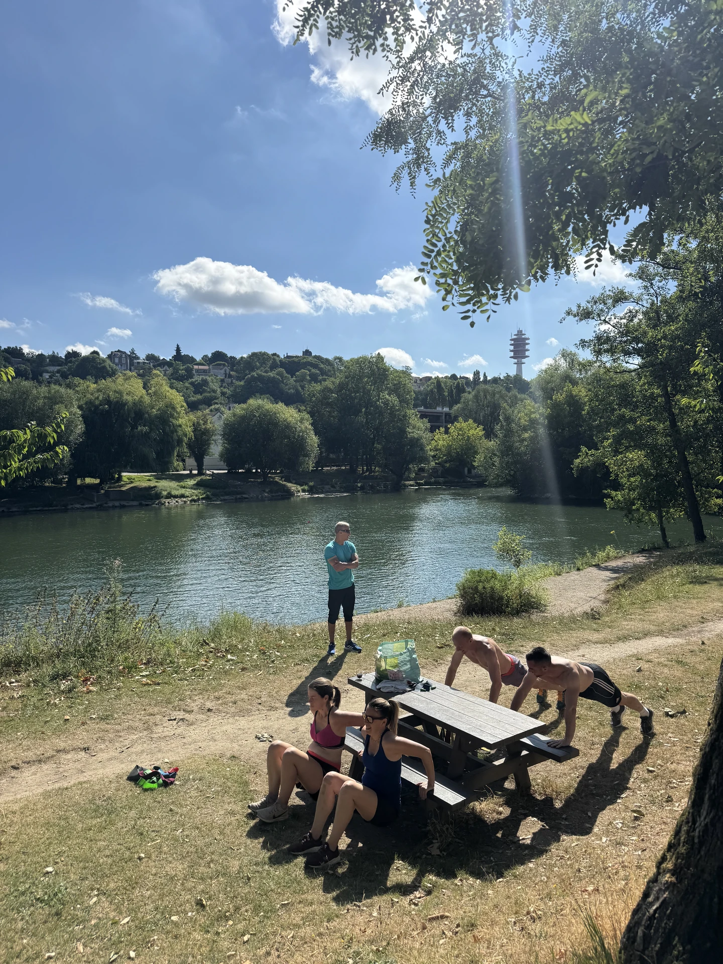 Cours de fitness en plein air sur les berges de la Marne